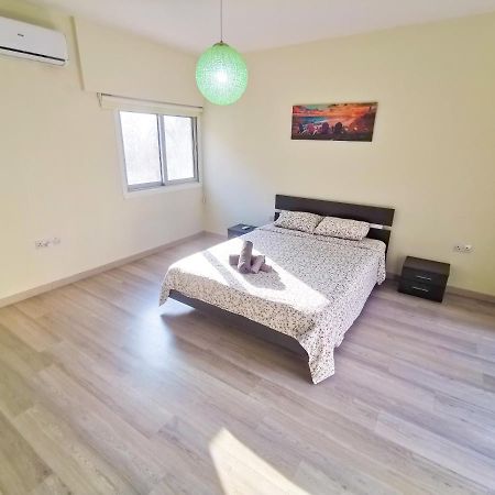 Beach-A-Holic Apartment, 2 Min Distance From Larnaca Marina Exterior foto