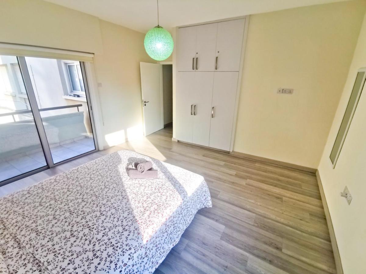 Beach-A-Holic Apartment, 2 Min Distance From Larnaca Marina Exterior foto
