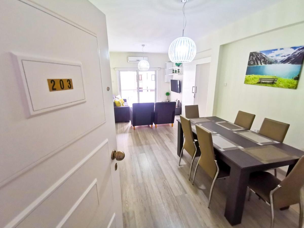 Beach-A-Holic Apartment, 2 Min Distance From Larnaca Marina Exterior foto