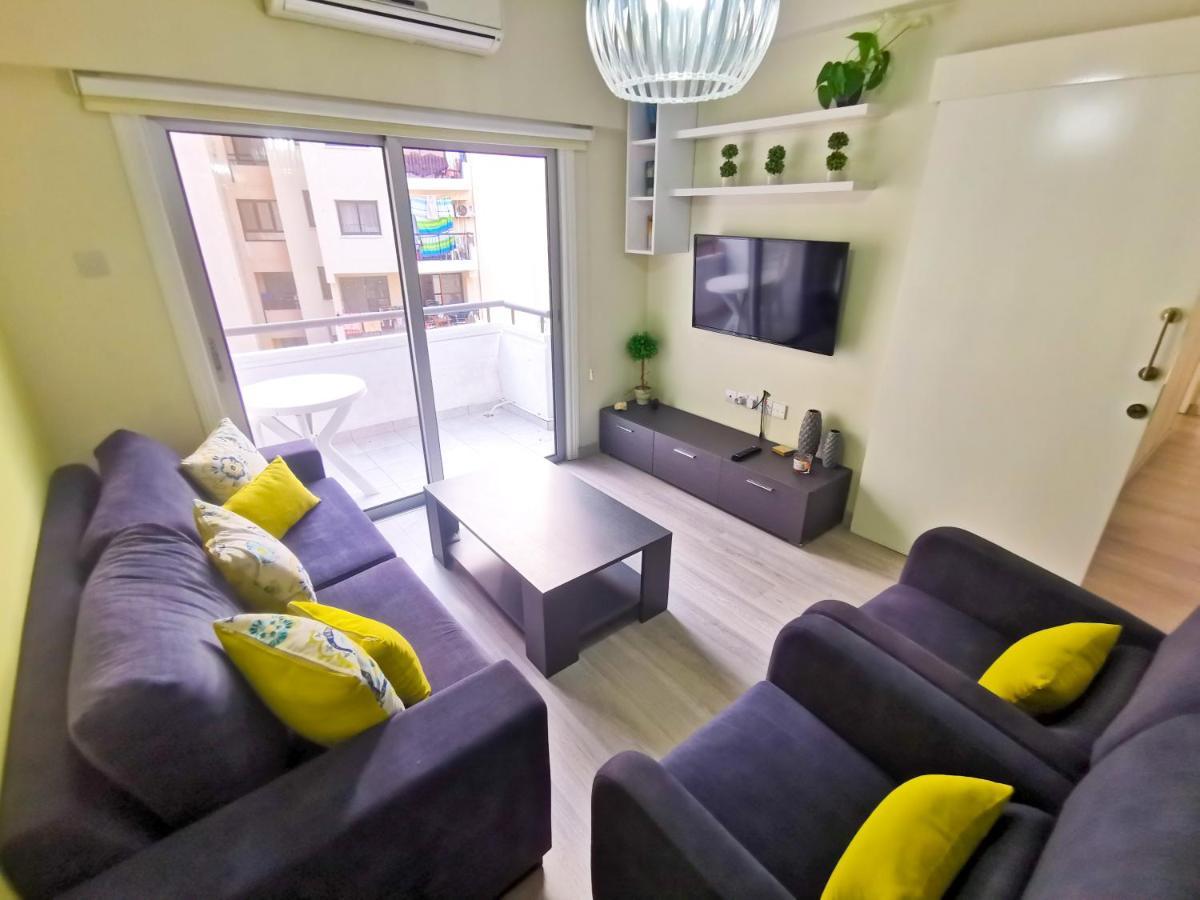 Beach-A-Holic Apartment, 2 Min Distance From Larnaca Marina Exterior foto