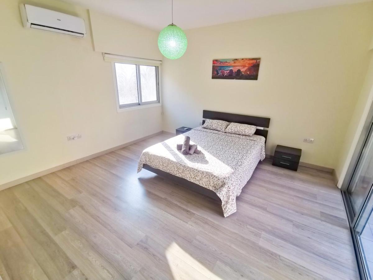 Beach-A-Holic Apartment, 2 Min Distance From Larnaca Marina Exterior foto